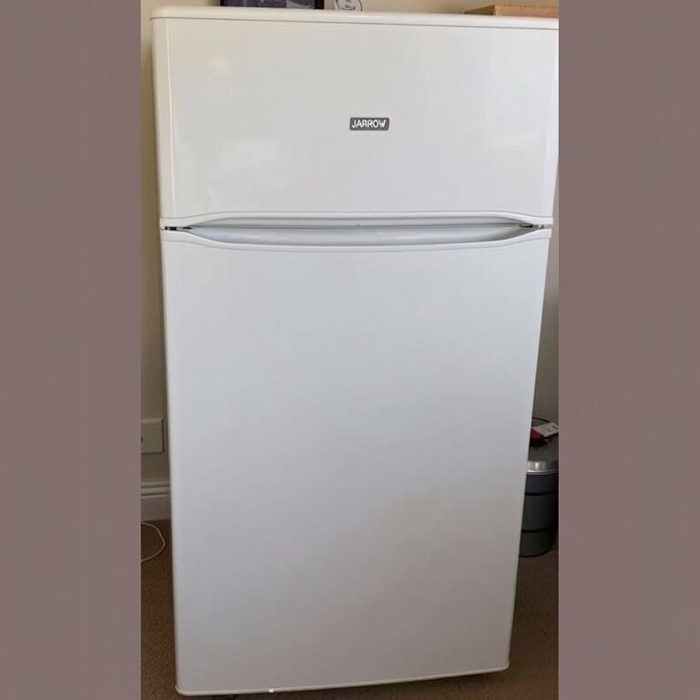Fridge freezer, good condition — view 1